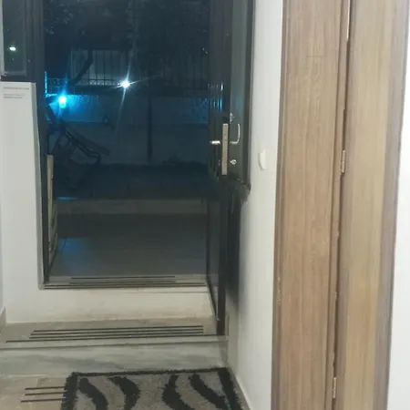 Elia Apartment *